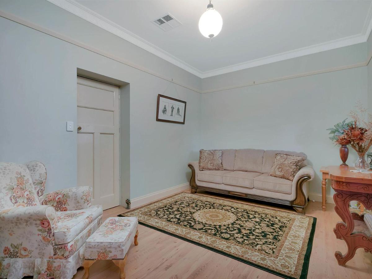 Lake Bywater Cottage Walker Flat Extérieur photo